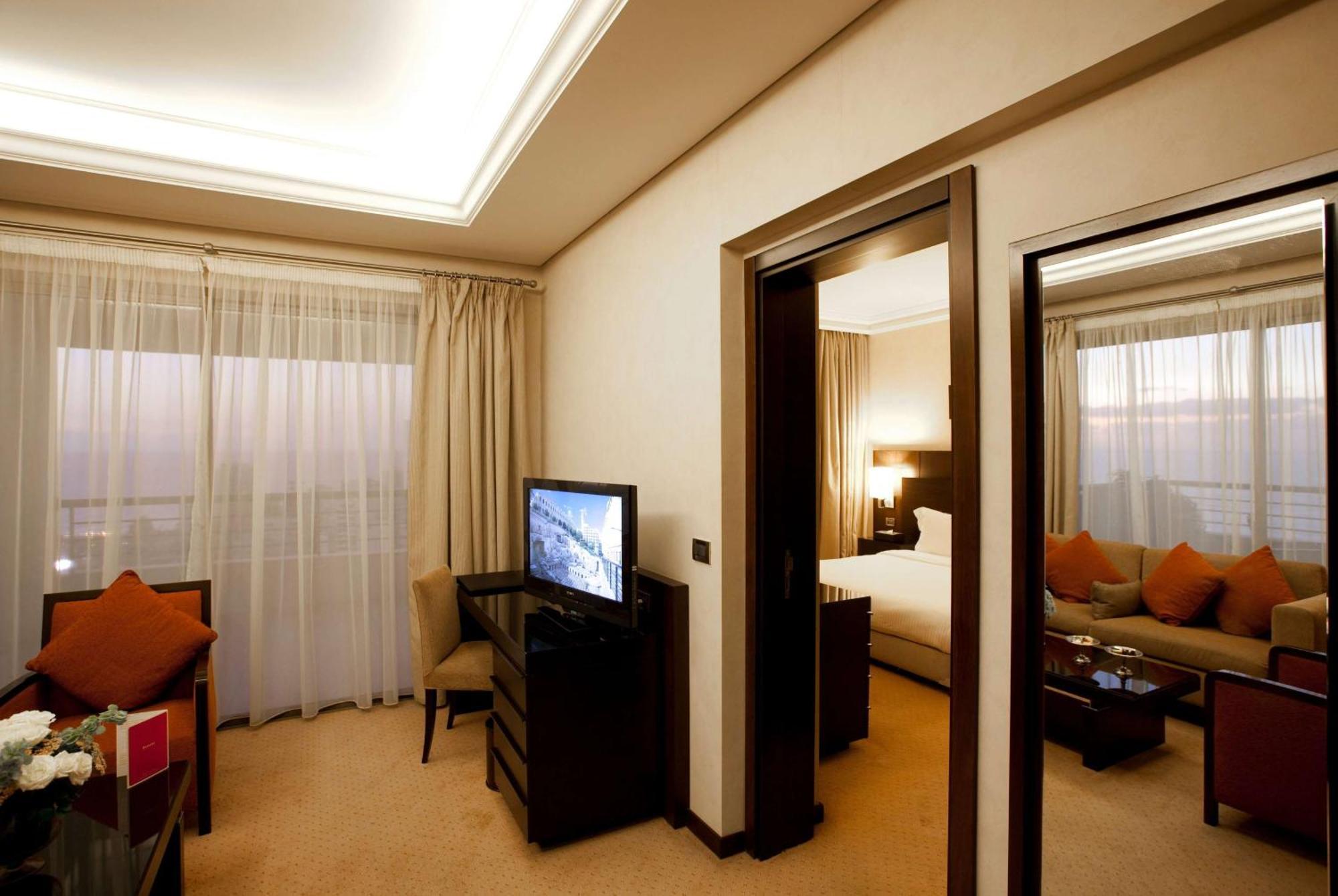 Ramada Plaza by Wyndham Beirut Raouche Hotel Bagian luar foto