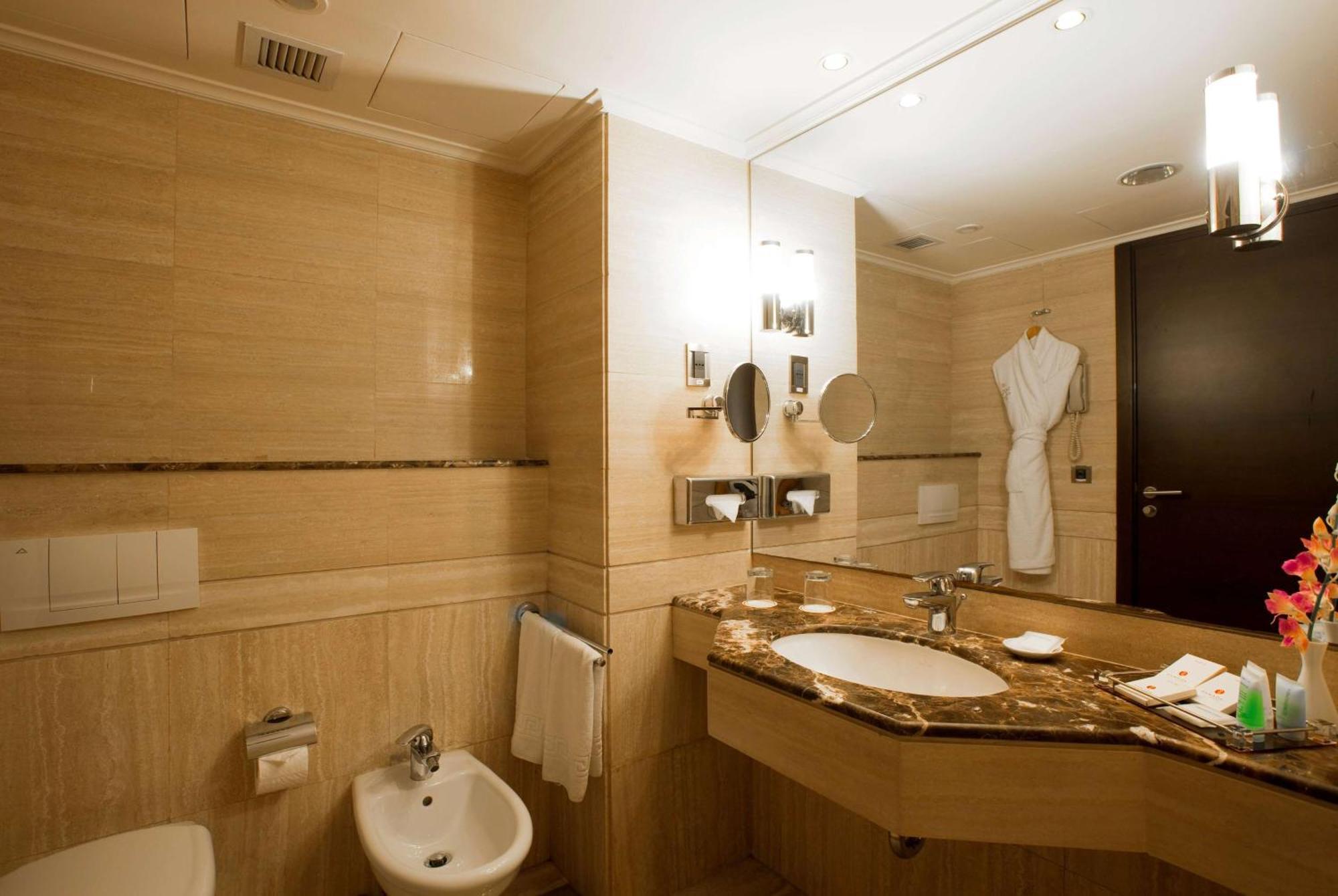 Ramada Plaza by Wyndham Beirut Raouche Hotel Bagian luar foto