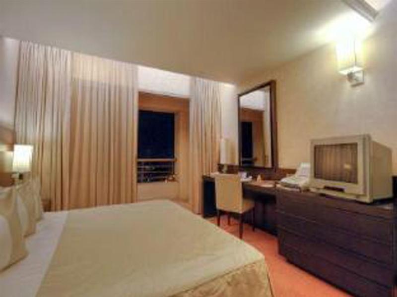 Ramada Plaza by Wyndham Beirut Raouche Hotel Bagian luar foto
