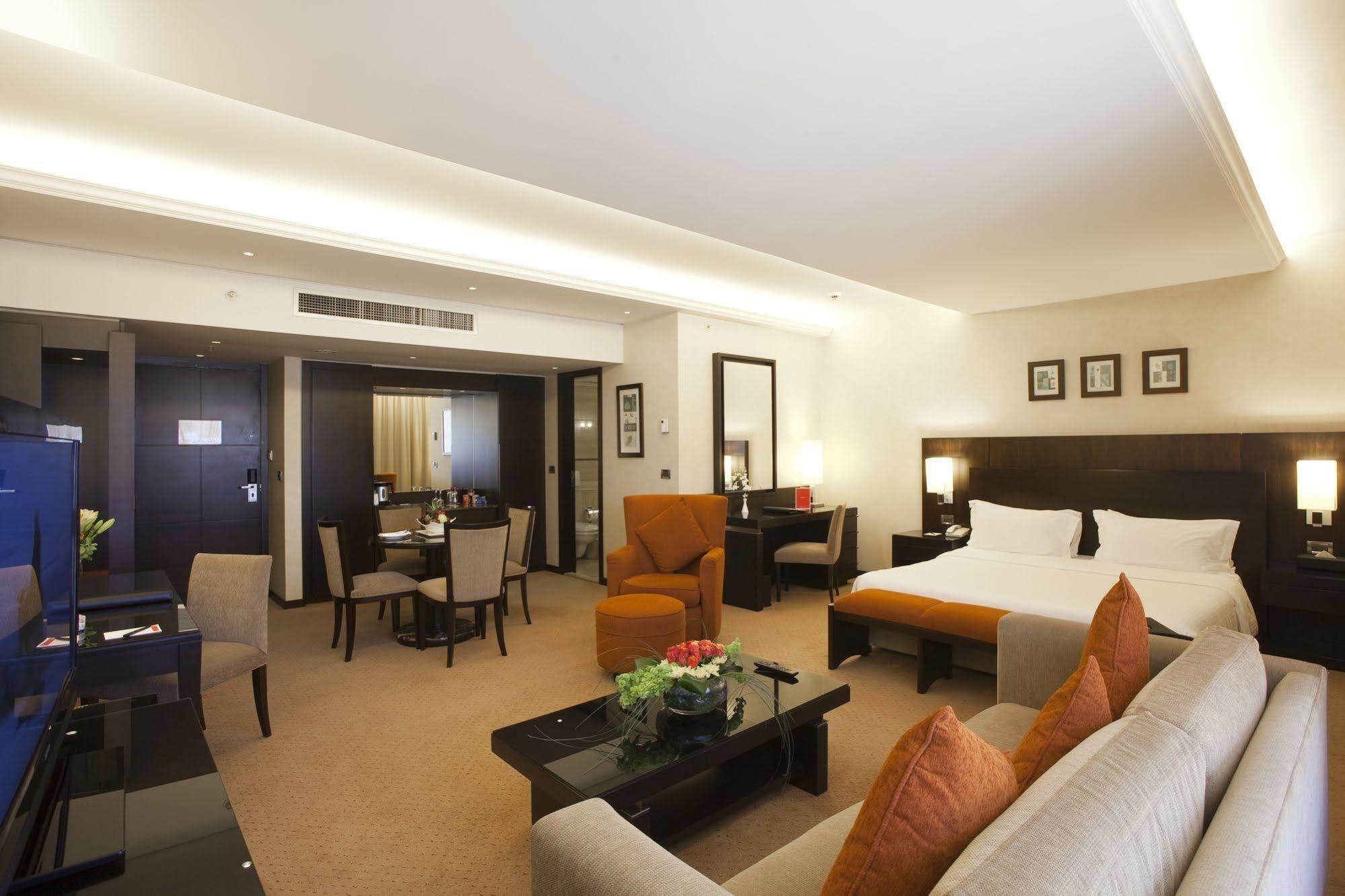Ramada Plaza by Wyndham Beirut Raouche Hotel Bagian luar foto