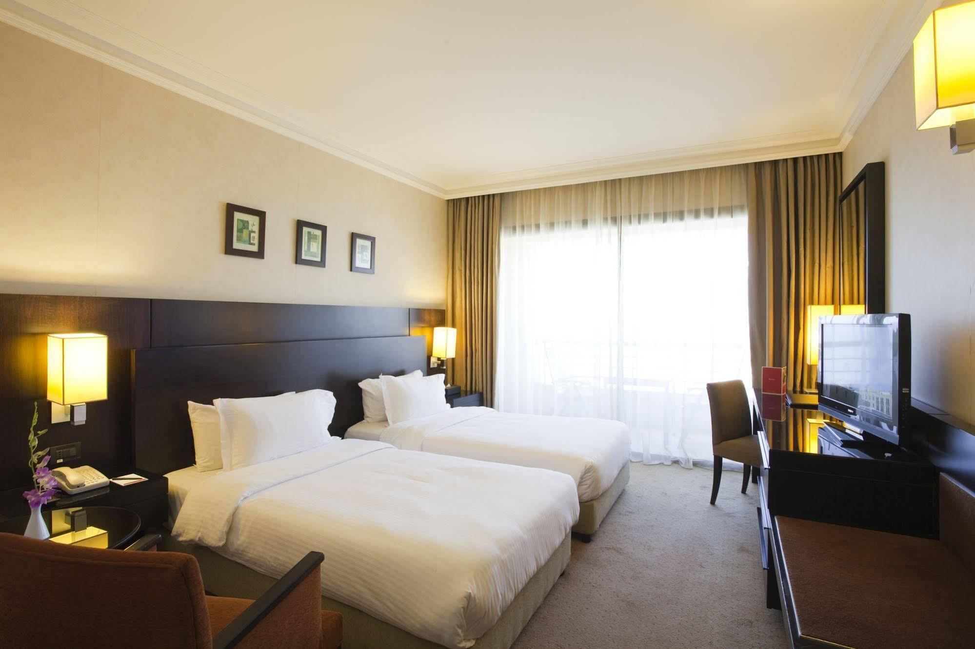 Ramada Plaza by Wyndham Beirut Raouche Hotel Bagian luar foto